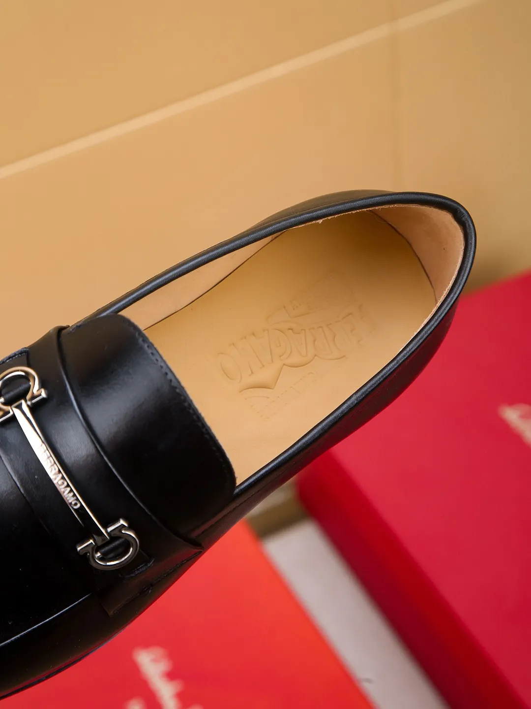 Men's shoes 💰460 🕷🕷🐂【Ferragamo】Ferragamo Popular fashionable leather shoes🇨🇳Official website counter 1:1 production, original mold opening💯Good quality can be seen, imported high-end first-layer waxed calfskin, water-dyed🐂leather lining🌿very clear texture, high-quality waterproof, non-slip and wear-resistant outsole🎋high quality and low price, truly handmade🍓colors available! Code number 39-44......(38.45.46.47 customized)